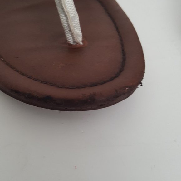 Girl's MICHAEL KORS MK Logo Plate White Thong Sandals Size 4 - Picture 6 of 13